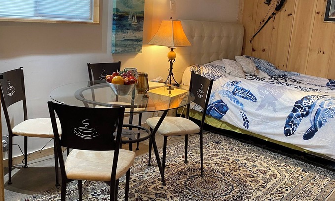 Ashfield-Colborne-Wawanosh Cabaña | Huron Lakefront Cottage Charming 8 bedrms 4bths 18+guests 8car/Pool/Hotub/pets .