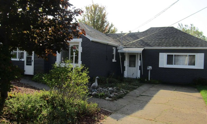 Oscoda Casa | "Huron Winds" a charming 3-bedroom house just steps from Lake Huron in Oscoda