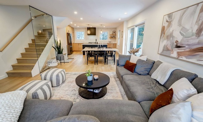 Mont-Tremblant Village Casa | HushHaus - 5 min to Ski- VIP Mtn Parking Pass - Luxury Linens