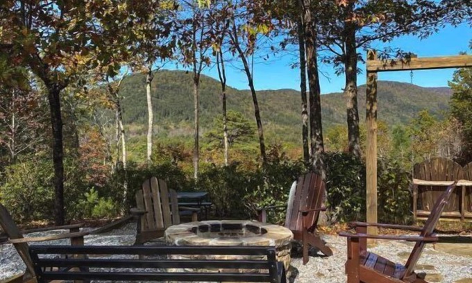 Sautee Nacoochee Cabina | Hutch Mountain- This beautiful log cabin is one you will never want to leave!