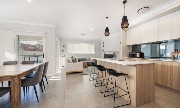 Central Mudgee Casa | Huxley House Central Mudgee Retreat with Backyard