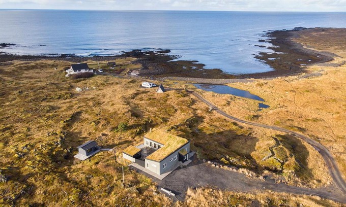 Southern Peninsula Villa | Hvassahraun Cabin by the Sea