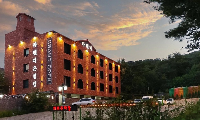Hwaseong Hotel | Hwaseong Wolmun Lavender Onchen Hotel