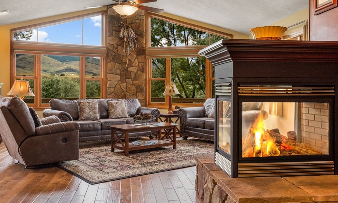 Emigrant Casa | Hyalite House-Private Yellowstone River Front Home, 20 Acres & ponds