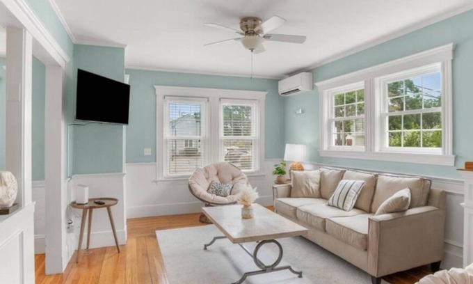 Hyannis Casa | Hyannis Charmer walk to Main St.