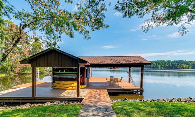 Semora Cabina | Hyco Lake Escape w/ Deck & Dock: Families Welcome!
