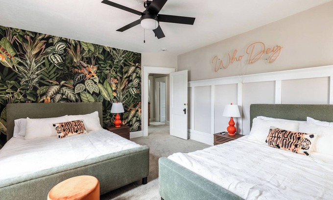 Hyde Park Casa | Hyde Park Lodge - Sleeps 18! Amazing home, centrally located, don't lose out!!