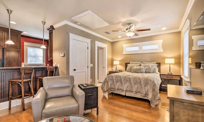 Historic Hyde Park North Apartamento | Hyde Park Luxury Studio w/ Prime Location!
