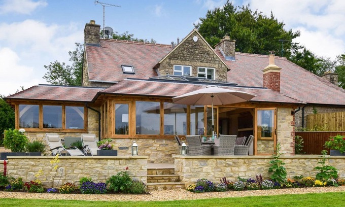 Inchbrook Casa | Hyde Tyning Cottage - sleeps 6 guests in 3 bedrooms