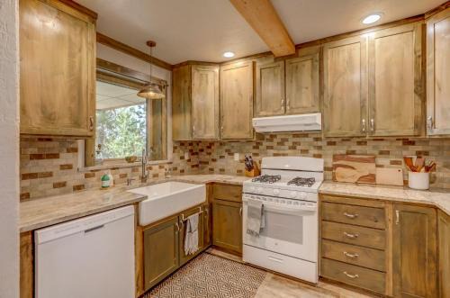 McCall Casa | Hygge Mountain Retreat - Hot tub - Patio - Fire pit - Wifi - 2 Kitchens - Family Retreat