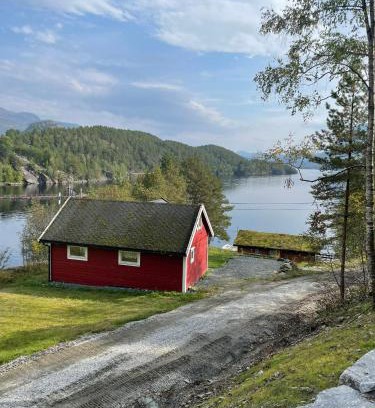 Flora Otro | Hytte ved sjøen med båtutleige
