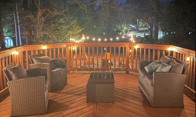 North Raleigh Casa | I Luv June Deal –25% Off 4BR Deck Oasis | Sleeps 9