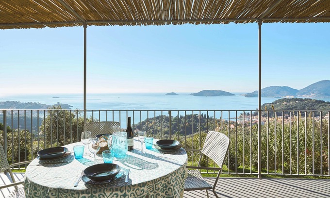 Pugliola Casa | I Pini · Ilimitada vista al mar, piscina, tenis, estacionamiento.