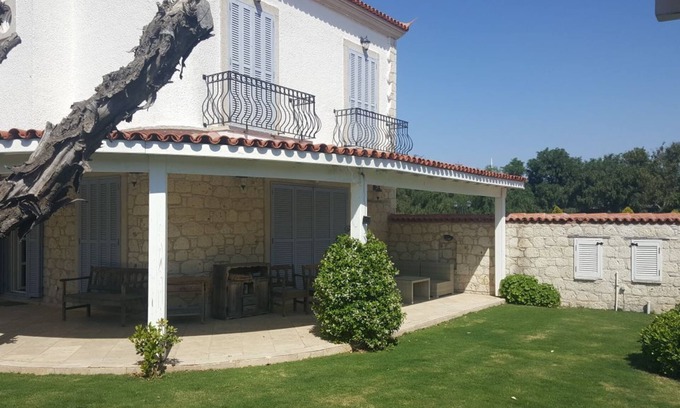 Sifne Mahallesi Villa | İzmir Çeşme'de özel havuzlu lüks tatik villası