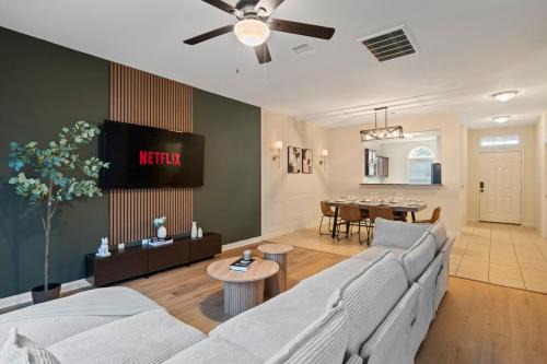 Humble Casa | IAH 6 Miles Spacious 5 Bedroom Home with 3 King Beds