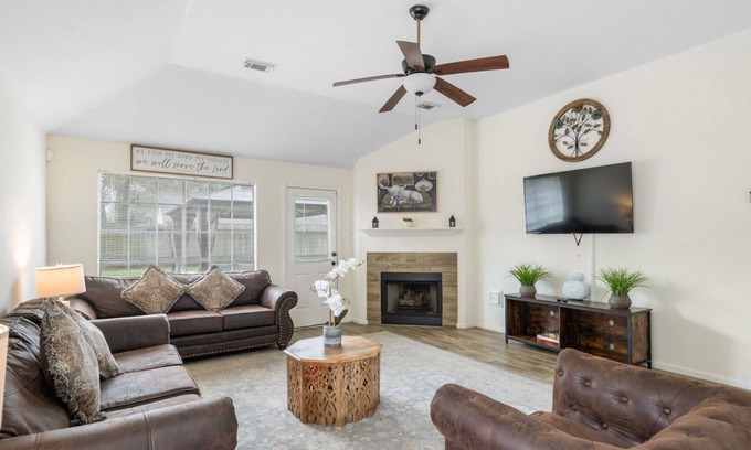 Humble Casa | IAH Place-3/2 w a patio-sleeps 8+