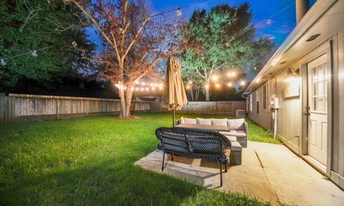 Humble Casa | IAH Place: 4 bed, patio-sleeps 8+