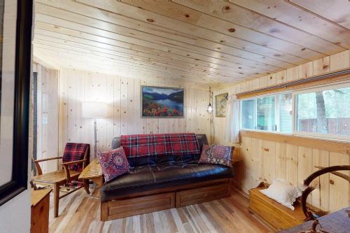 Enterprise Casa | Ice Creek Hollow Wood Den at Wallowa Lake