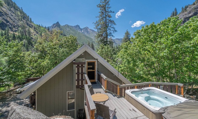 Leavenworth Cabina | New Listing- Close to Hiking, Hot Tub, Views, WIFI