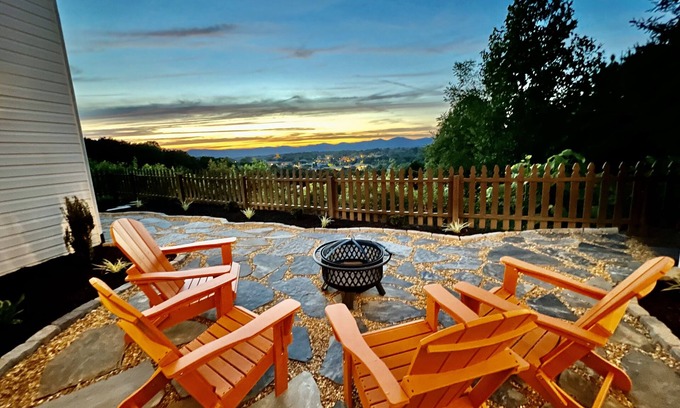 Dahlonega Casa | Iconic Dahlonega View! In Town! WINE GOLD HIKING