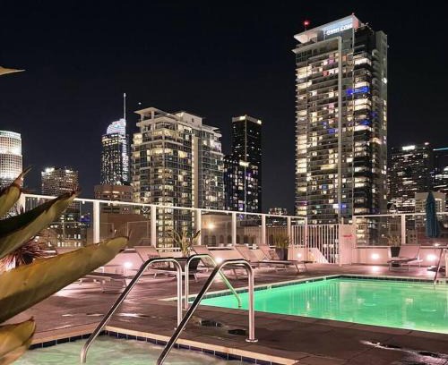 Historic Core Apartamento | Iconic Heart of DTLA Loft with Rooftop Pool Jacuzzi Gym