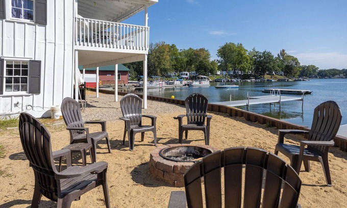 Plainwell Cabina | Iconic Lakehouse - Ivy Lodge - on Pine Lake