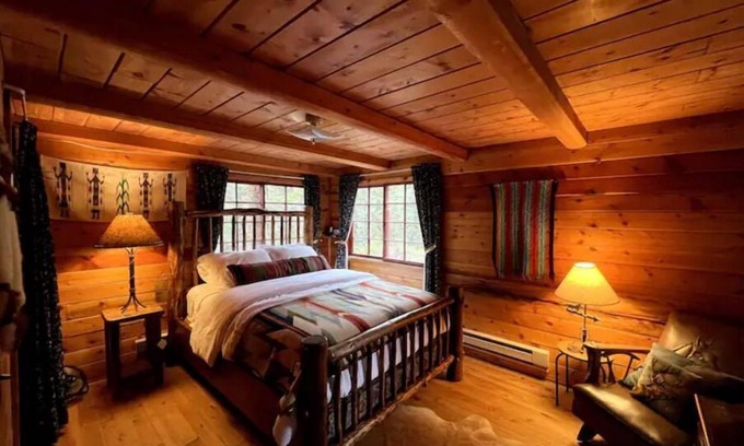 Nathrop Cabina | Iconic Log Cabin w/ Wood Burning Hot Tub & Views