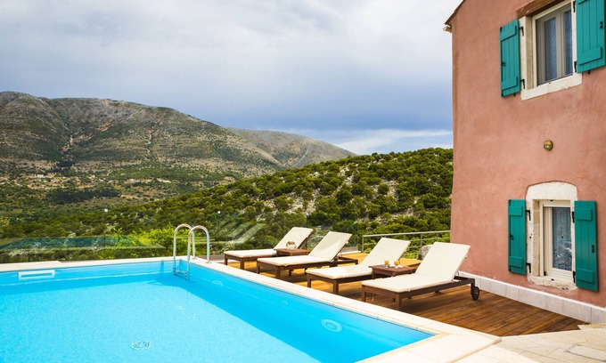 Aetos Villa | Villas icónicas, Villa Vada con piscina privada e impresionantes vistas a la montaña