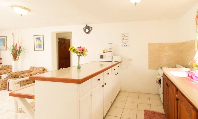 Welches Apartamento | Ideal 2-bedroom apartment on Barbados' South Coast, near beach and attractions!
