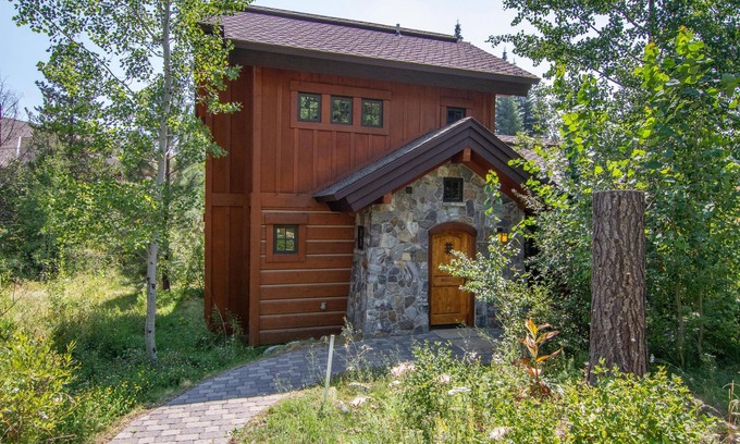 Tamarack Resort Cabaña | Ideal 2 BR Cottage | Ski in/Ski Out | Golden Bar
