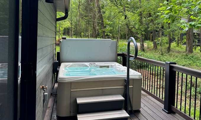 Carbondale Cabina | Ideal Couple's Wooded Retreat near Giant City Park