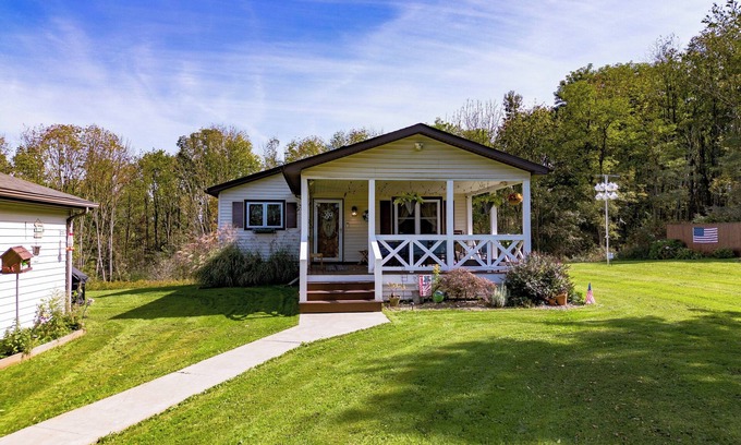 Chautauqua Casa | Ideal Fall getaway. Wine tours. Leaf Peeping. Fishing. Birding. Wonderful home!