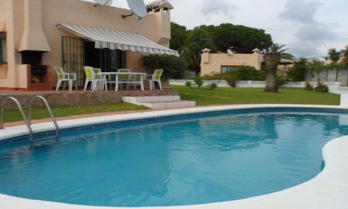 Urbanizacion Marbessa Villa | Destino familiar ideal con piscina propia y a solo 150 metros de la playa.