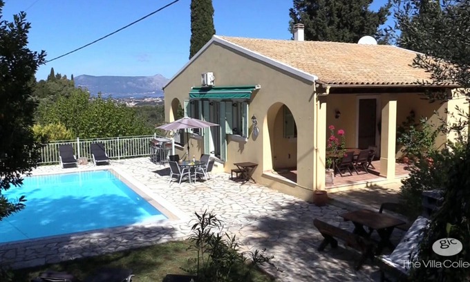 Achilleio Villa | IDEAL FAMILIA VILLA PACÍFICA EN GASTOURI CON JARDINES Y PISCINA