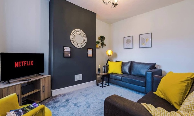 Crewe Casa | Ideal for contractors & long term stays, sleeps 8!