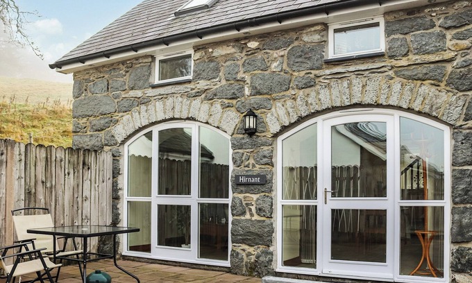 Cwmtirmynach Cabaña | Ideal for couples or solo travellers, surrounded by glorious countryside views.