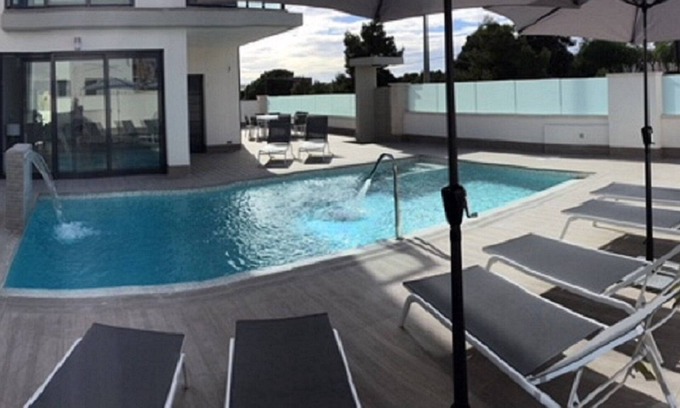 San Miguel de Salinas Villa | Villa de lujo de 5 dormitorios con piscina privada climatizada y sala de cine.