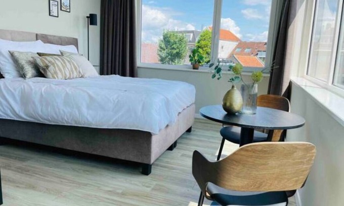 Raamsdonksveer Apartamento | Ideal for group travel, this stylish new accommodation features twelve rooms.