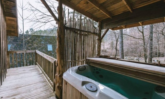 Slade Cabina | Ideal Get Away for 2. Walk to trails at Natural Bridge State Park