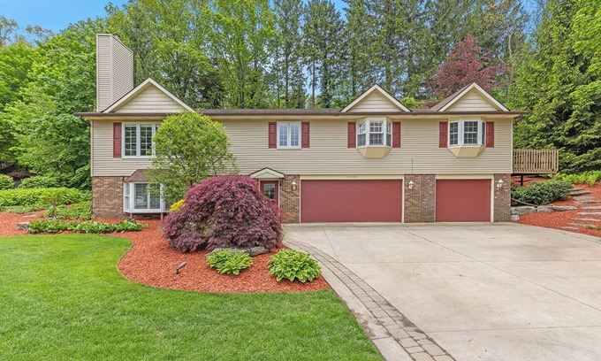 Holland Casa | Ideal Lakeshore location in serene wooded landscape with waterfalls.