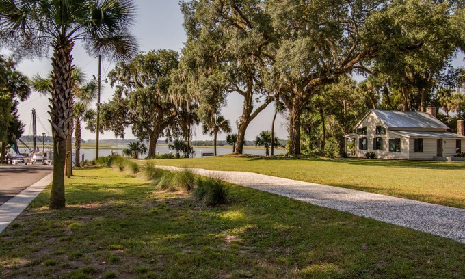 Olde Town Casa | Downtown Bluffton Cottage ~ A solo pasos del río May