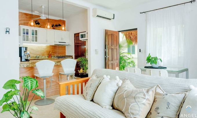 Área de la calle 12 Apartamento | Ideal Location, Awesome Pool and Walk to Beach&5th