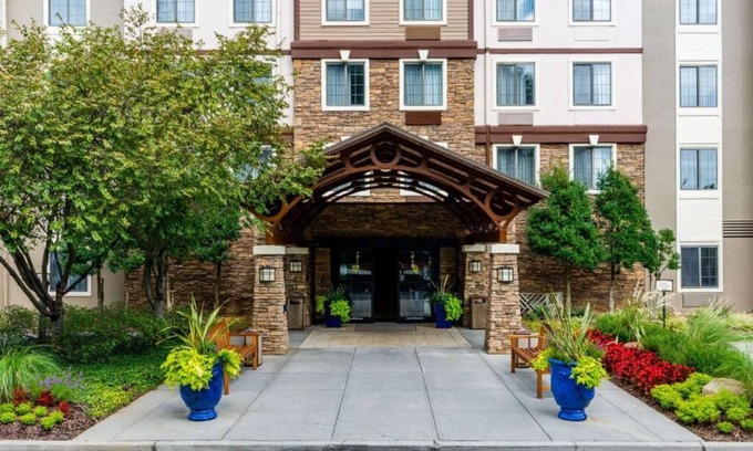 Dunwoody Apartamento | Ideal Mix of Comfort and Value! Full Kitchen, Swimming Pool, Free Breakfast!