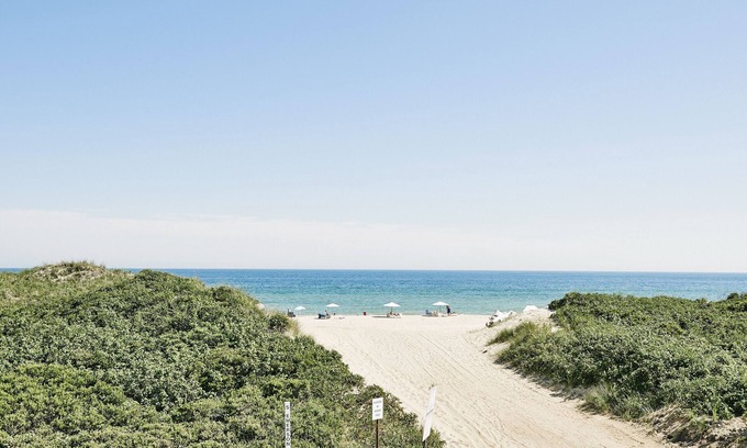 Montauk Hotel | Ideal Mix of Comfort and Value! Beachfront Property, Free Parking, Pool