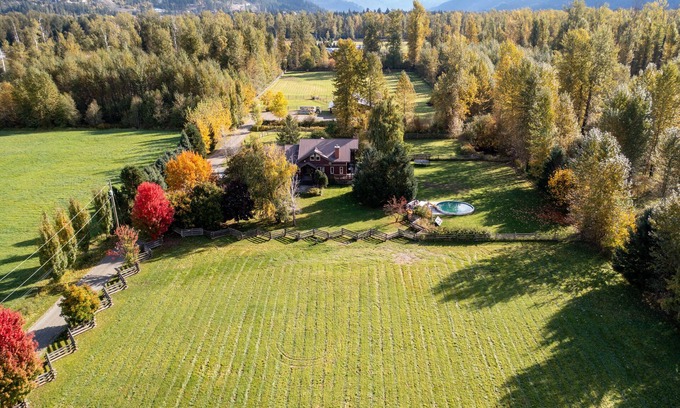 Pemberton Casa | Ideal Modern Farmhouse Retreat