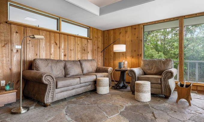 Ridgedale Casa | Ideal monthly stay. Great lake location. 2 BR home in Frank Lloyd Wright style.