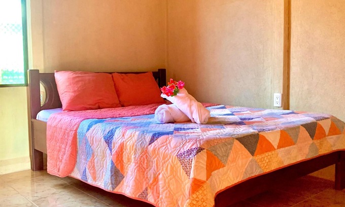 Puerto Jiménez Casa | Ideal para descansar del bullicio de la ciudad, se observan aves desde temprano.