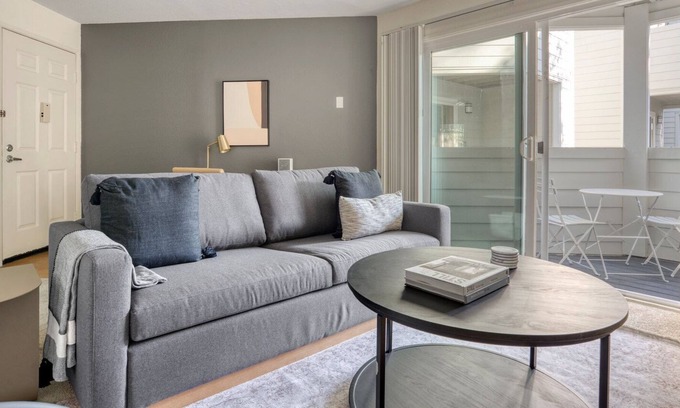 Pleasanton Apartamento | Ideal Pleasanton 1BR w/ A/C, Gym & Pool, nr TJ & CVS, by Blueground