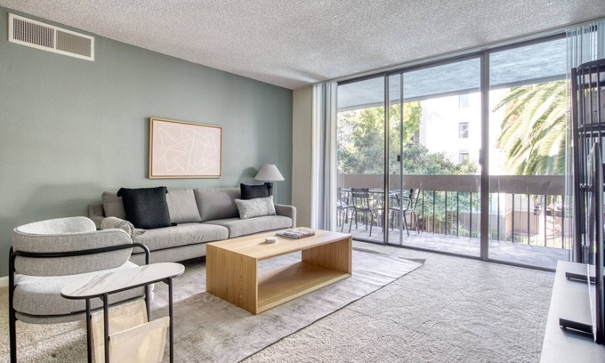 Central San Mateo Apartamento | Ideal San Mateo 3BR w/ W/D, BBQ & Pool, nr Caltrain, by Blueground