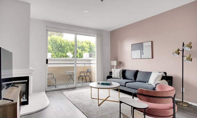 Sherman Oaks Apartamento | Ideal Sherman Oaks 2BR w/ W/D, near WF & TJ, by Blueground